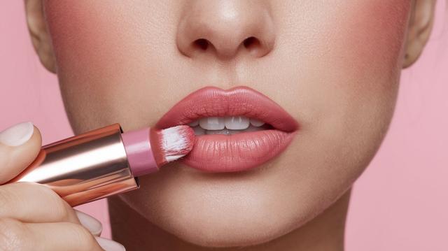 How to Remove Matte Lipstick Without Drying Lips: Easy Tips How to Remove Matte Lipstick Without Drying Lips: Easy Tips
